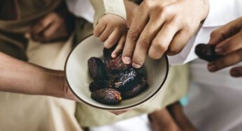 Perlukah Mencuci Kurma Sebelum Dimakan? Ini Penjelasannya