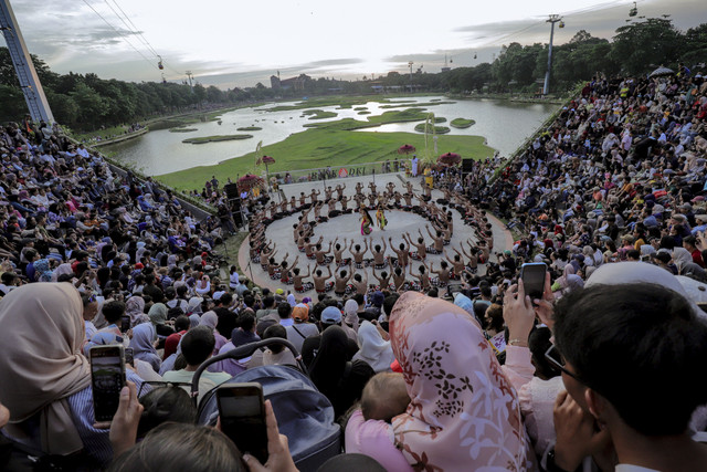 Parade Budaya Nusantara Warnai HUT ke-50 TMII