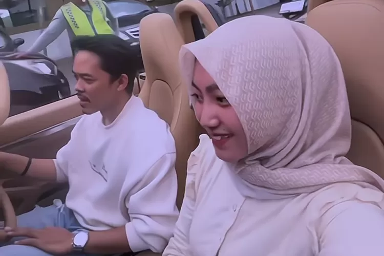 Wanita Berhijab Viral Bareng Safno, Siapa Dia?